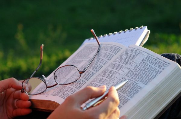 5 Passos Simples de Como Estudar a Bíblia 【GUIA COMPLETO】